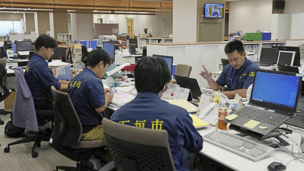 Kuzey Kore ve Japonya'da sirenler susmadı: Askeri keşif uydusu denize düştü 1